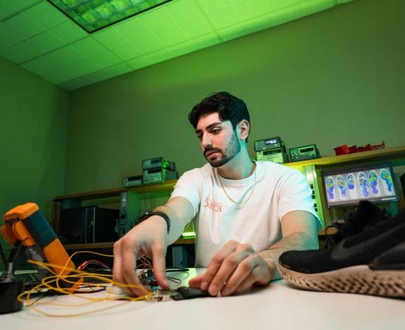 生物工程 major Joaquin Gonzalez works on his senior project.